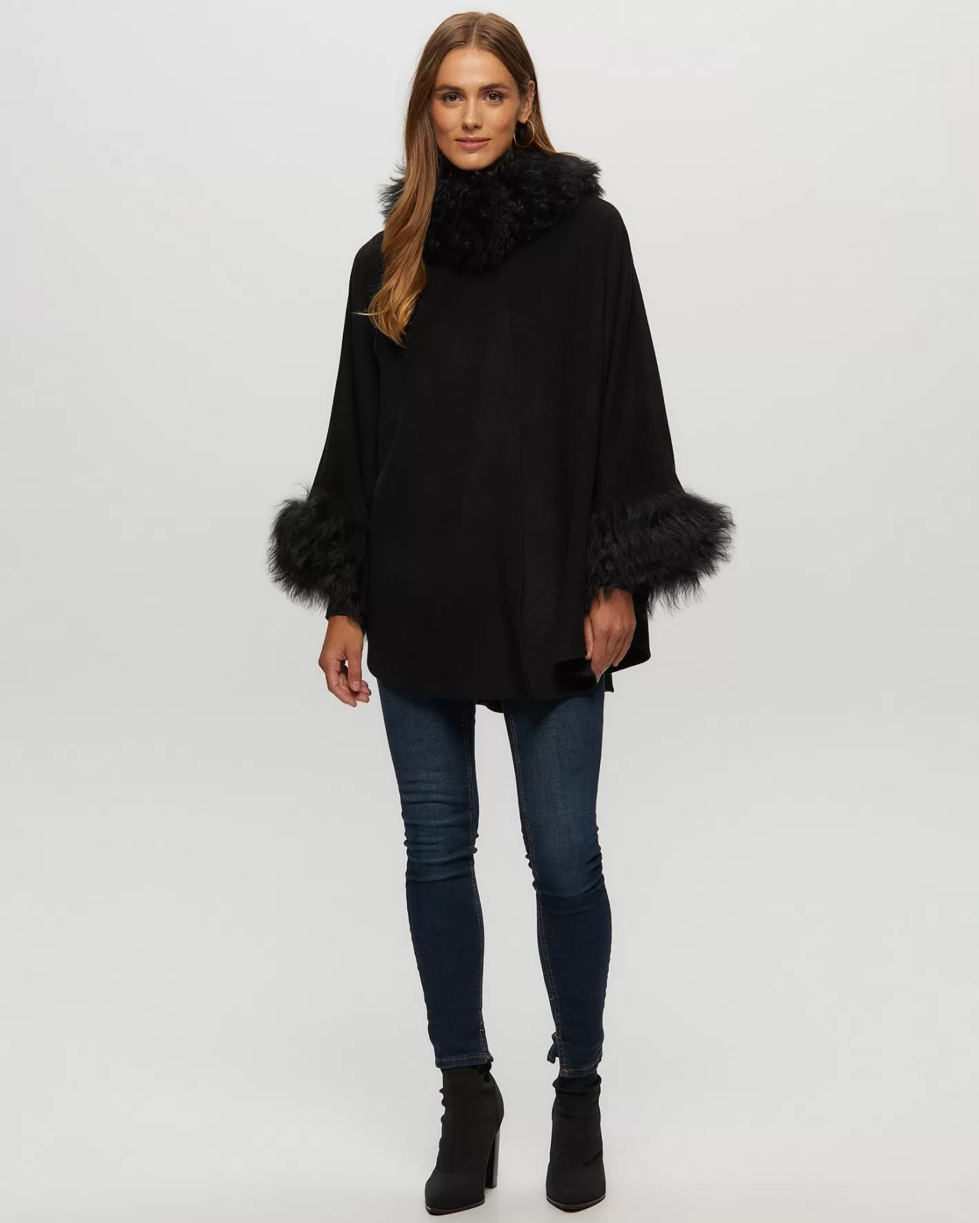 Cape élégante GORSKI Montréal en mélange laine-cachemire avec bordure en agneau shearling Toscana - Pour femme