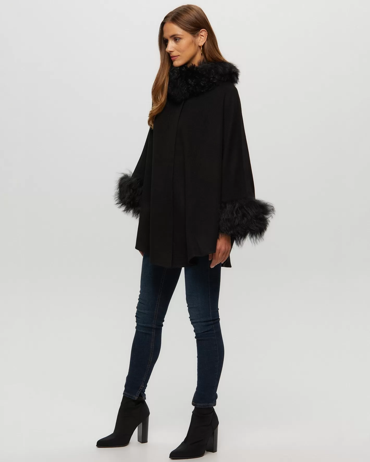 Cape élégante GORSKI Montréal en mélange laine-cachemire avec bordure en agneau shearling Toscana - Pour femme