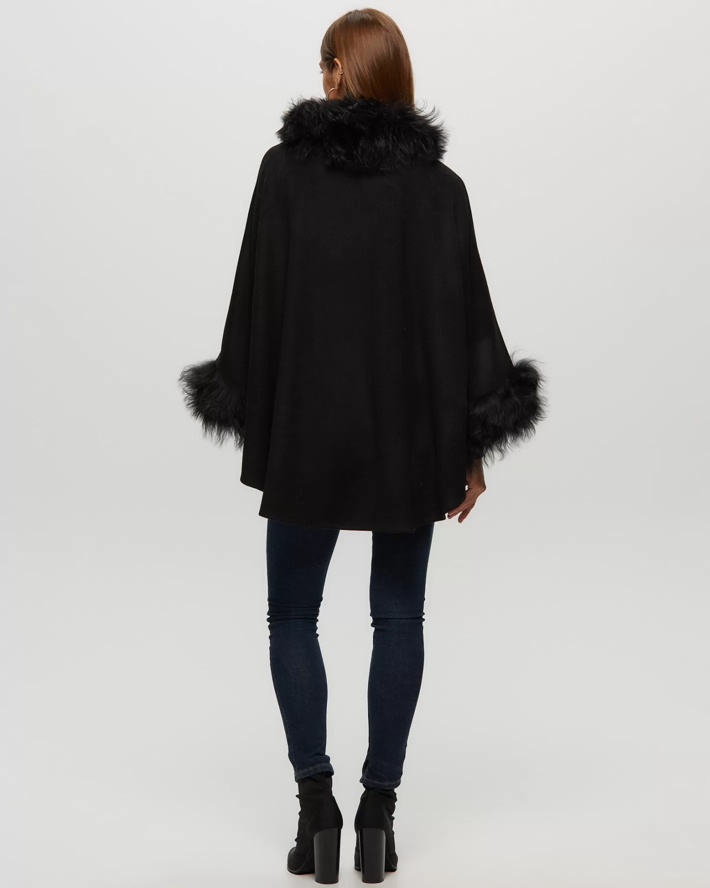 Cape élégante GORSKI Montréal en mélange laine-cachemire avec bordure en agneau shearling Toscana - Pour femme