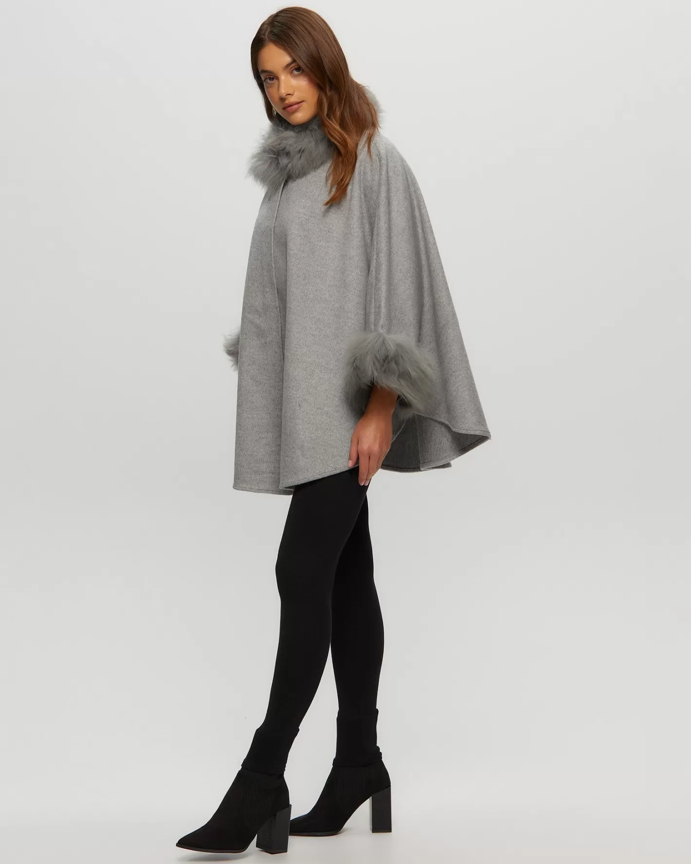 Cape élégante GORSKI Montréal en mélange laine-cachemire avec bordure en agneau shearling Toscana - Pour femme