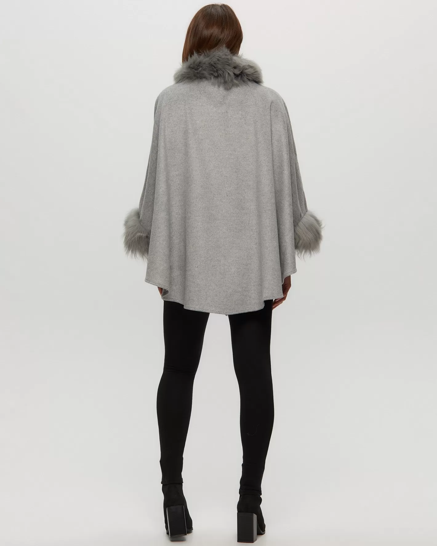 Cape élégante GORSKI Montréal en mélange laine-cachemire avec bordure en agneau shearling Toscana - Pour femme